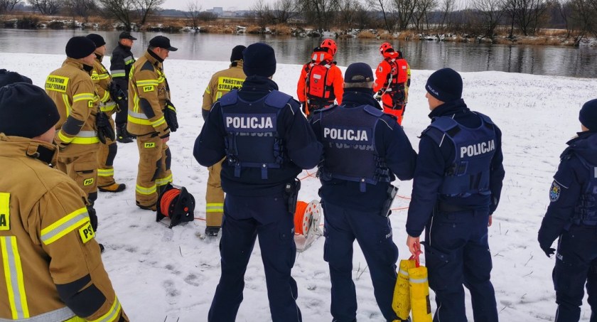 Służby nad Narwią. Policjanci ćwiczyli pod okiem strażaków [FOTO]