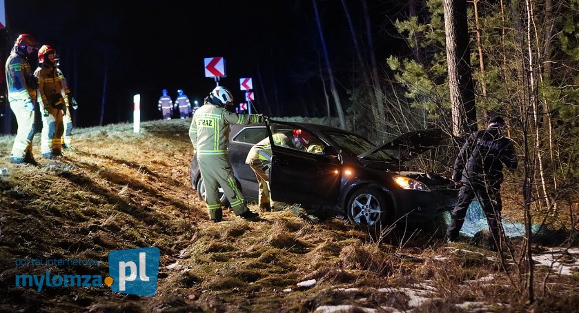 Kia na drzewie. Kobieta na podwójnym gazie [FOTO]