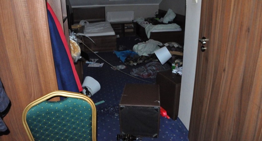 Zdemolował pokój i wybiegł z hotelu w samej bieliźnie! [FOTO]