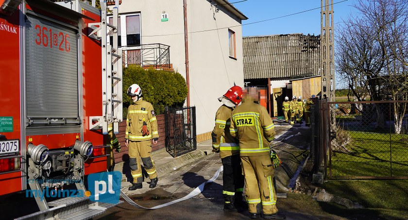 Pożar w Jeziorku. Zapalił się budynek gospodarski [FOTO]