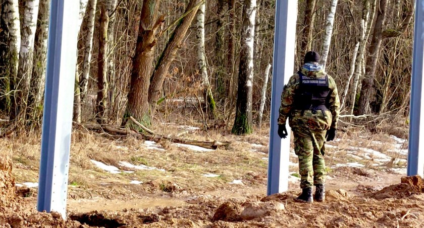 Zapora na granicy polsko-białoruskiej. Pojawiły się stalowe słupy [VIDEO]