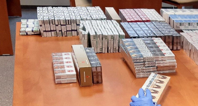 Papierosy na targowisku. Funkcjonariusze KAS z Łomży przejęli blisko 1000 paczek