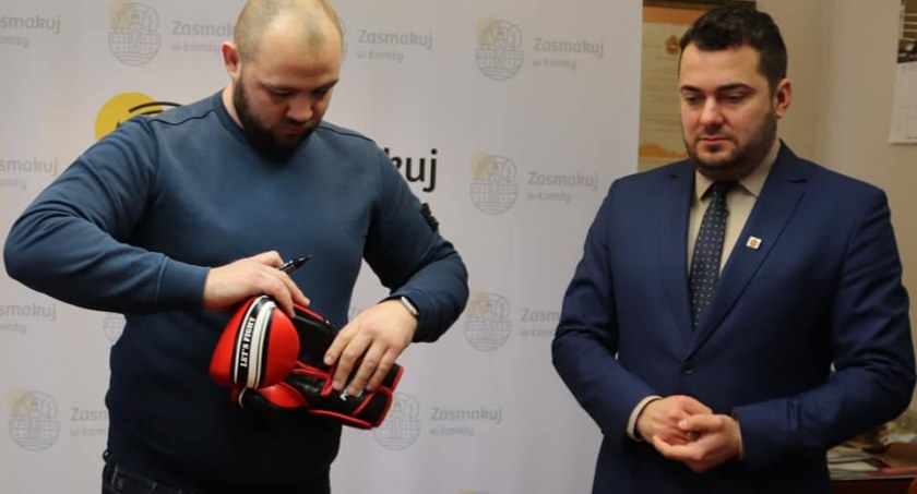 Pomóż Erykowi i wylicytuj rękawice Adama Kownackiego!