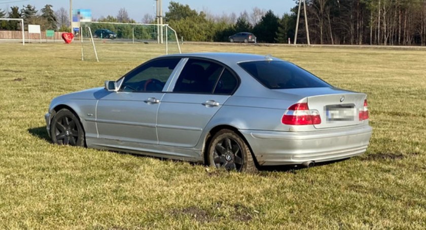 Senior w BMW zniszczył boisko. Chciał sprawdzić auto [FOTO]