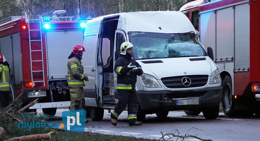 Wichura nad Łomżą i powiatem: Drzewo spadło na busa, ranny kierowca, zerwane dachy, powalony budynek [FOTO]