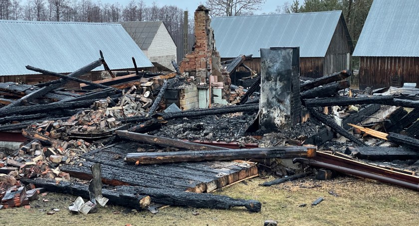 Tragedia w Dobrym Lesie! W zgliszczach strażacy znaleźli ciało [VIDEO i FOTO]