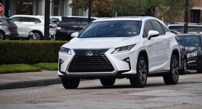 Kradzież samochodu w Łomży. Zniknął lexus