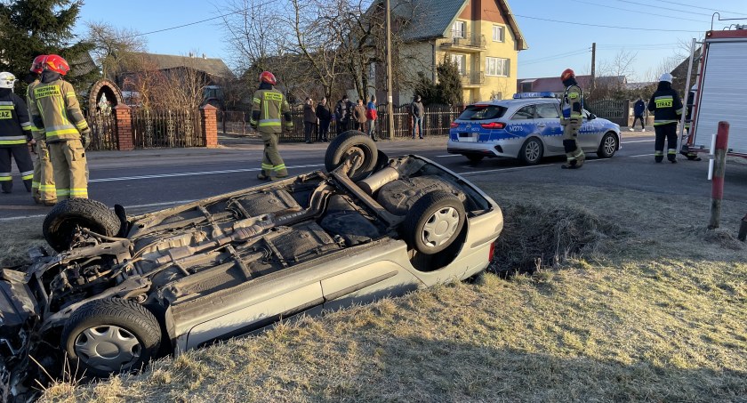 Samochód wpadł w poślizg. Dachował w rowie [FOTO]