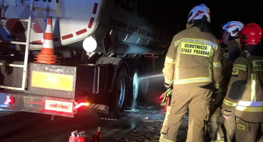 Pożar cysterny z paliwem. Kierowcy udostępnili gaśnice