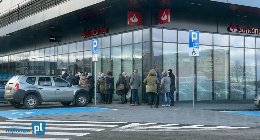 Kolejki pod bankami. Ruch większy niż zwykle [VIDEO]