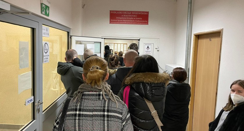 Łomża. Kolejki w biurze paszportowym