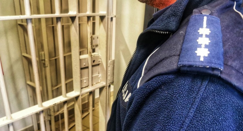 Mieszkaniec gminy Łomża trafił do więzienia. Był poszukiwany za znęcanie się 