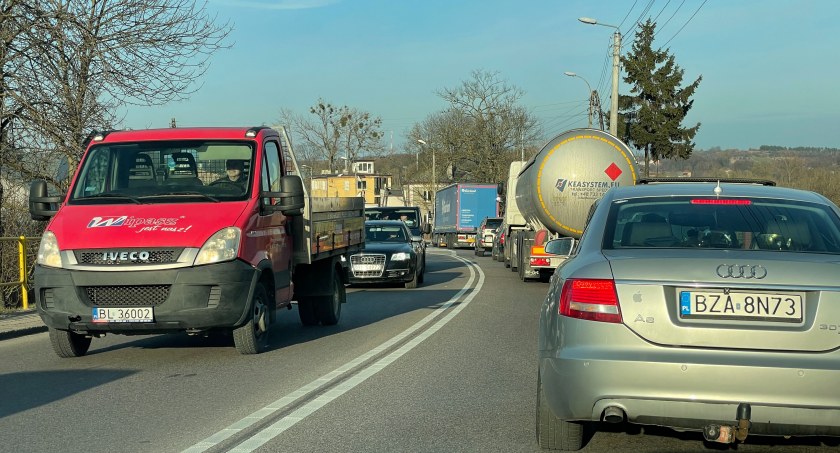Zepsuta ciężarówka zablokowała ruch w centrum miasta [FOTO]