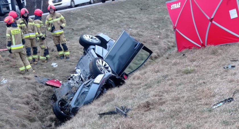 Osobówka zderzyła się z ciężarówką. Z volkswagena wypadła duża gotówka! [FOTO]