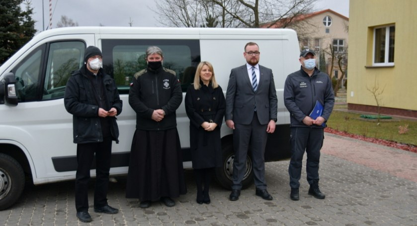 Więziennicy przekazali samochód Caritas