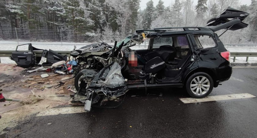 Nie żyje kierowca subaru. Uderzył w pługopiaskarkę [FOTO] [AKTUALIZACJA]