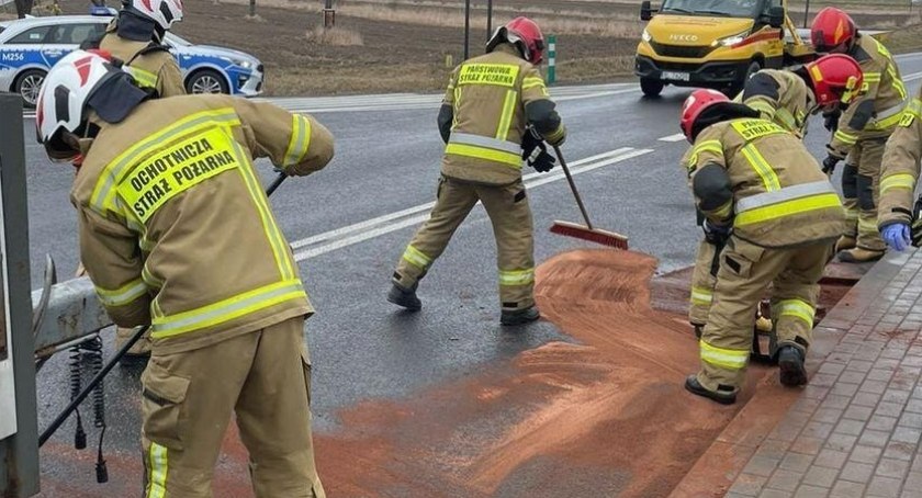 Utrudnienia w Piątnicy. Wyciek paliwa z ciężarówki [FOTO]
