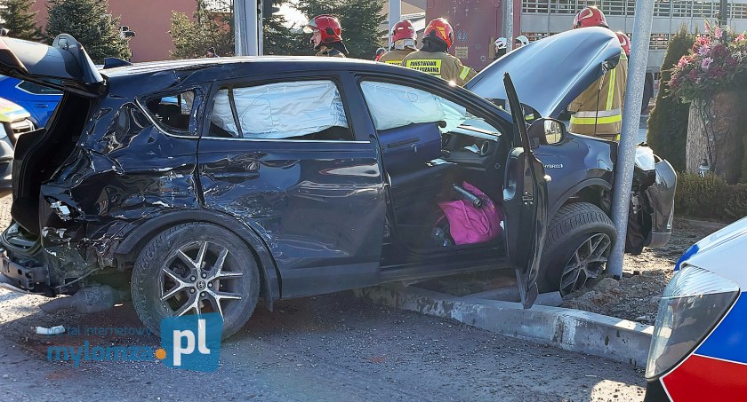 Osobówka kontra tir. Wypadek w Chojnach Młodych [FOTO]