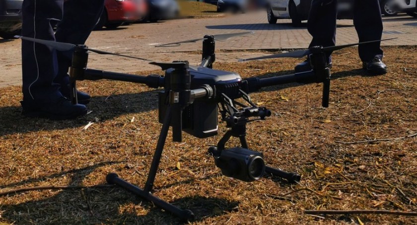 Dron lata nad Łomżą! Piesi i kierowcy powinni uważać