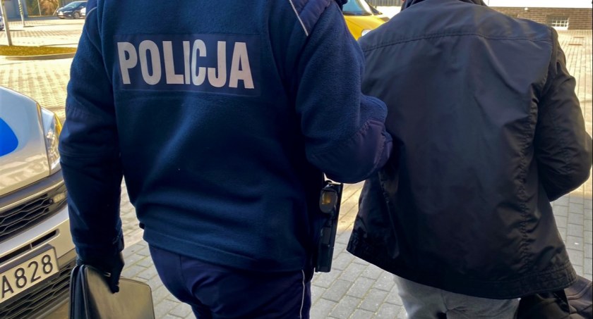 Poszukiwany ukrył się za szafą