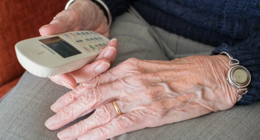 Przyszła na komendę po swoje pieniądze. Seniorka z Łomży straciła blisko 20 tys. zł