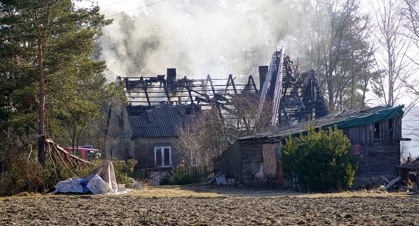 Stracili dach nad głową. 4 osoby uciekły z płonącego domu! [FOTO]