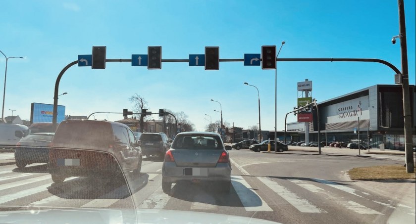 Duża awaria sygnalizacji świetlnej w Łomży. Do kiedy potrwa naprawa?
