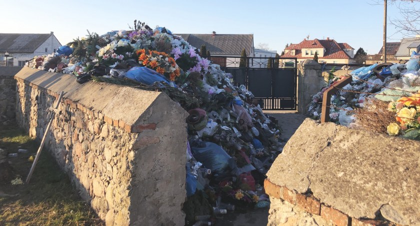 Góry odpadów na cmentarzu w Śniadowie [FOTO]