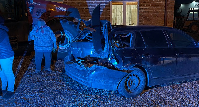 Zdarzenie w Konarzycach. Traktor staranował BMW [FOTO]