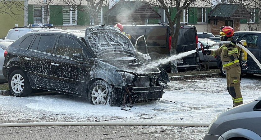Pożar na parkingu. Spłonęło renault koleos [FOTO]