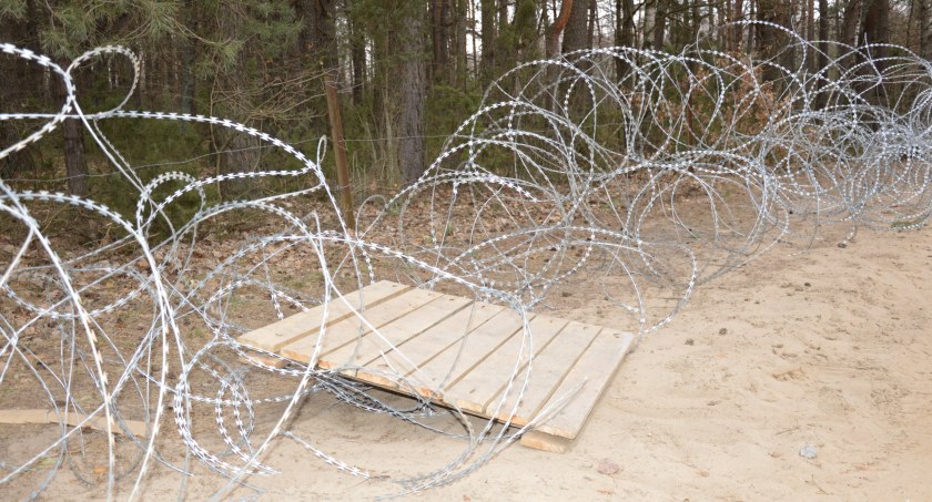 Granica polsko-białoruska. Uszkodzony samochód, obrzucanie kamieniami i imigranci na bagnach
