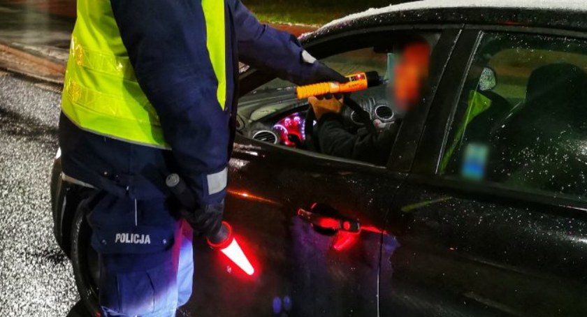 Pijani kierowcy na łomżyńskich drogach! Jeden przyjechał na myjnię, drugi wjechał do rowu