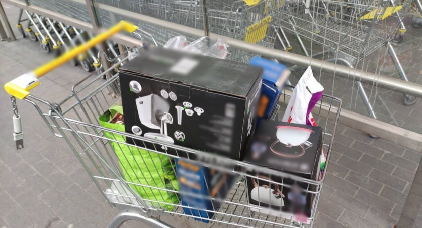 54-latek ukradł artykuły warte 900 zł. Włożył je do auta i po 20 minutach wrócił