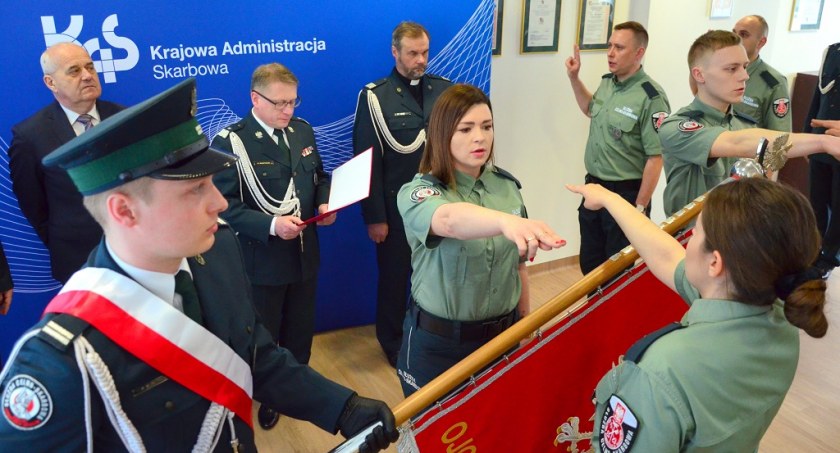 Nowi funkcjonariusze w podlaskiej KAS [FOTO]