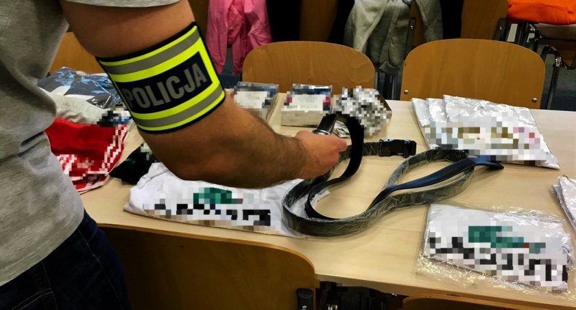 Podróbki w Kolnie. Policjanci zabezpieczyli odzież, bieliznę i paski [FOTO]