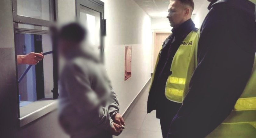 Łomża. Pijany 55-latek wjechał w zaparkowany samochód