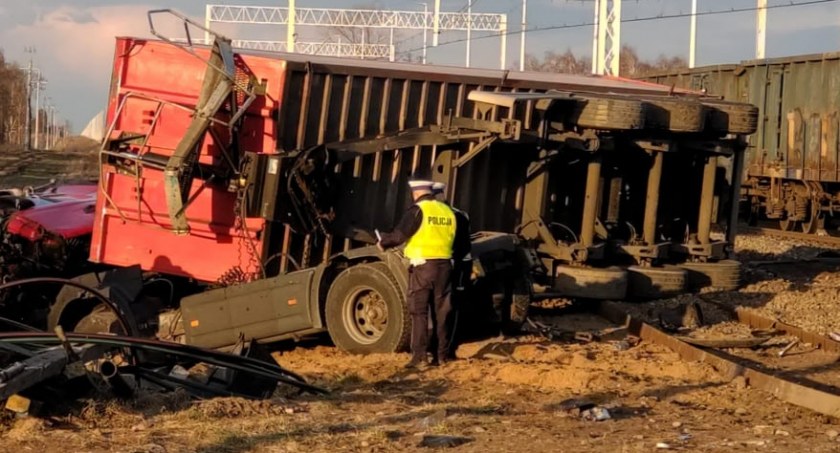 Wypadek na niestrzeżonym przejeździe kolejowym [FOTO]