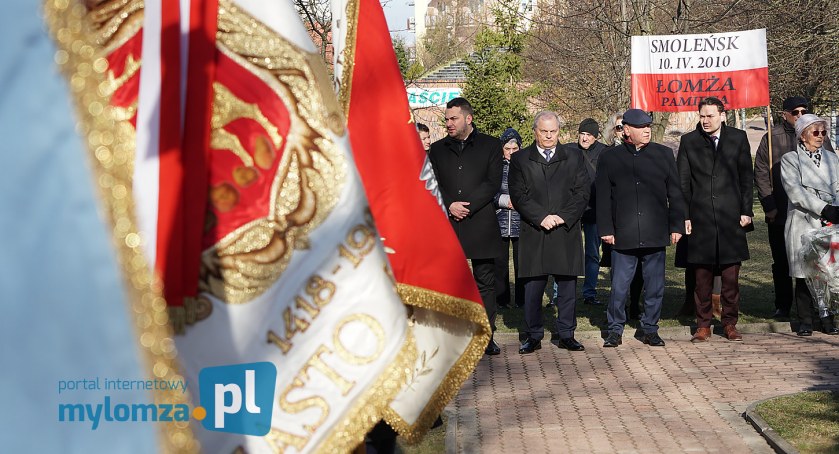 W Łomży wyły syreny. Obchody rocznicy zbrodni katyńskiej i katastrofy smoleńskiej [FOTO]