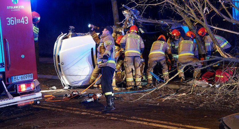 Łomża: Potworny wypadek BMW. W środku czterej młodzi mężczyźni [FOTO]