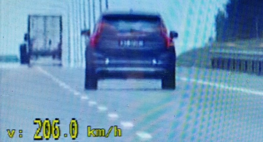 Zbyt szybcy kierowcy nie widzieli radiowozu