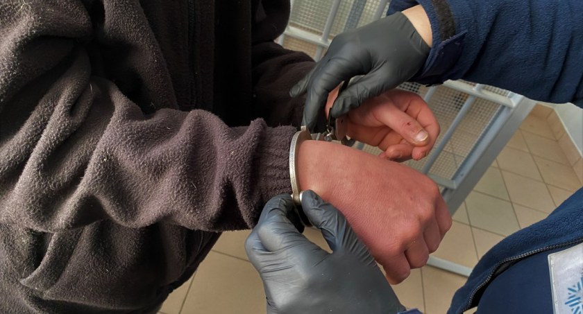Komendę policji odwiedził poszukiwany. Nie wiedział o tym