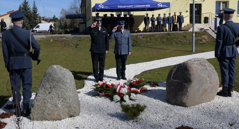Więziennicy oddali hołd ofiarom zbrodni katyńskiej [FOTO]