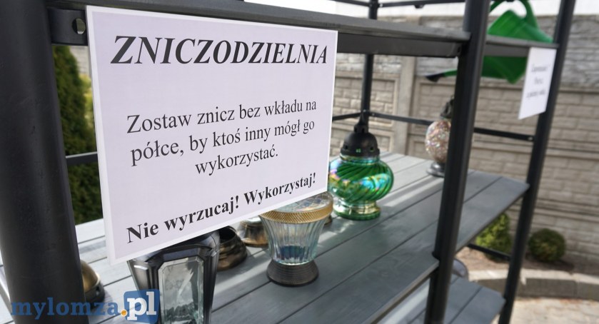 Regał na cmentarzu przy ul. Przykoszarowej w Łomży. To zniczodzielnia i wypożyczalnia [FOTO]