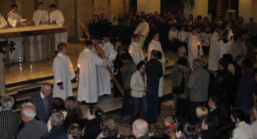 Wielki Piątek. Ścisły post i liturgia krzyża