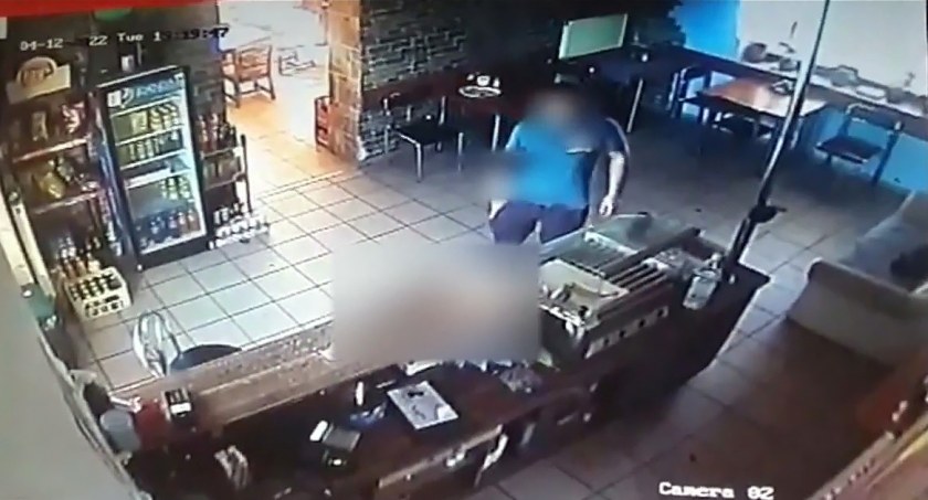 Zabrał łup a torebkę odłożył na miejsce [VIDEO]