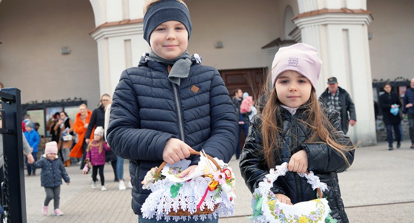 Święcenie pokarmów w Parafii pw. Krzyża Świętego w Łomży [FOTO]