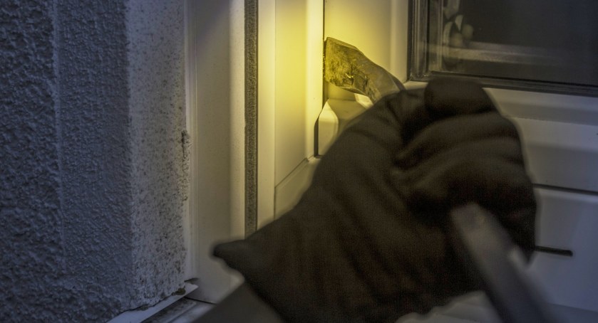 Kradzież z włamaniem w Łomży. Straty oszacowano na 10 tysięcy