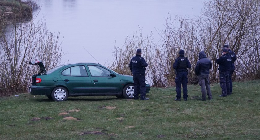 Jednaczewo: Strażacy wyciągnęli topielca z Narwi [VIDEO i FOTO]