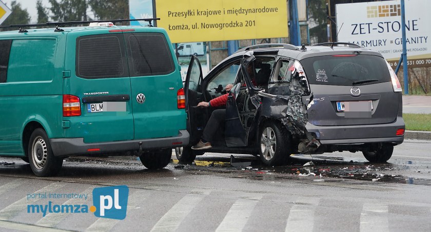  Skrzyżowanie Legionów-Poznańska. Zdarzenie z udziałem 3 aut [FOTO]