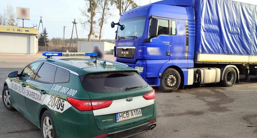Pijany kierowca ciężarówki omijał auta stojące w kolejce